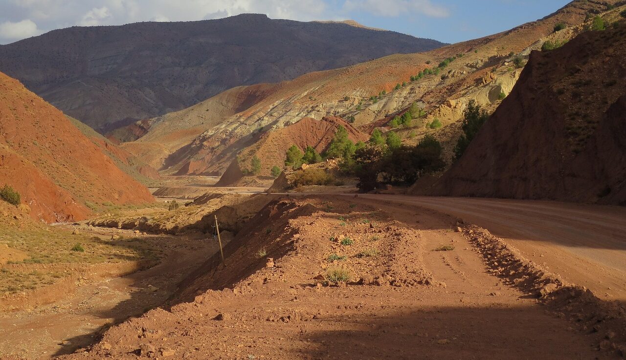 strada nell'Atlante in Marocco durante un itinerario on the road
