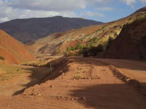 strada nell'Atlante in Marocco durante un itinerario on the road